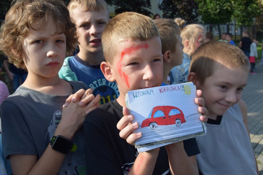 Gorlice. Bezpieczna droga do szkoły - policjanci z uczniami kontrolowali kierowców. Najlepsi dostawali laurki