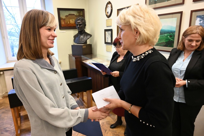 Stypendia Andrzeja Radka wręczone. Trzy laureatki z gminy Oksa (WIDEO, ZDJĘCIA)