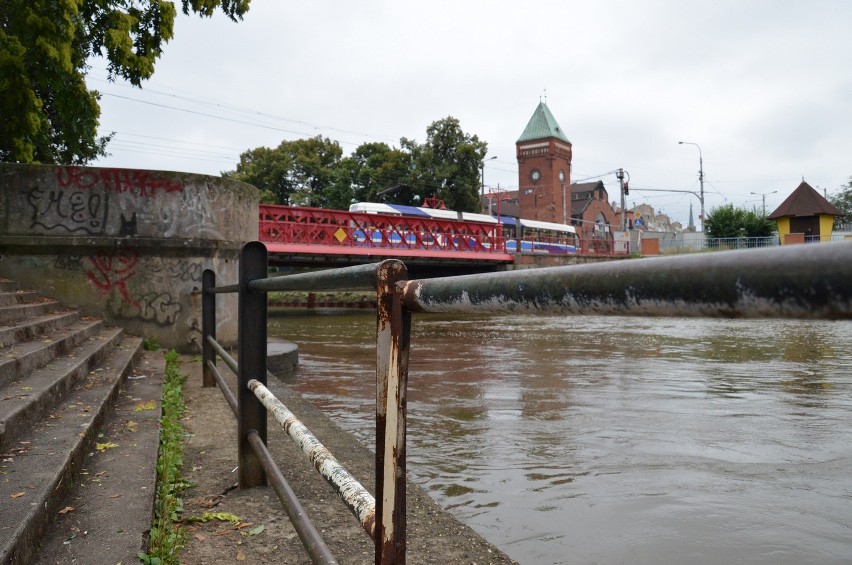 Wrocław: Wypadek na moście Piaskowym. Mężczyzna wpadł do Odry i zniknął