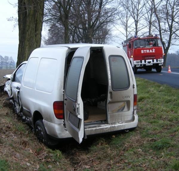 Bus z pracownikami szpitala zderzył się z jadącym naprzeciwko volkswagenem caddy, po czym wyleciał z drogi i uderzył w drzewo.