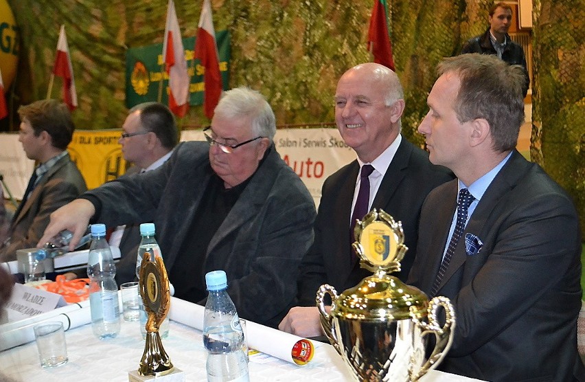 Od prawej: Zenon Różycki, nowy prezes Stali, Robert...