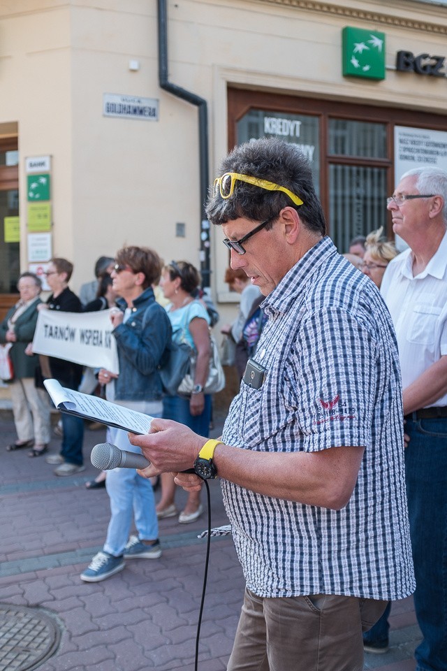 Tarnowianie protestowali pod biurem PiS [ZDJĘCIA]