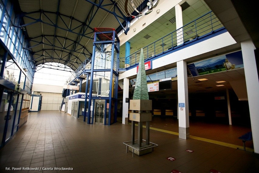 Wrocław: Stary terminal lotniska wciąż działa. Tylko dla bogatych (ZDJĘCIA)