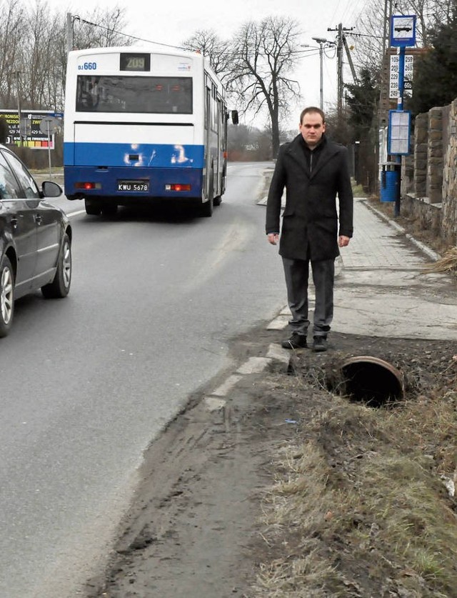 Krzysztof Kwarciak na ul. ks. Józefa – to jedno z miejsc dzielnicy, gdzie brakuje chodnika