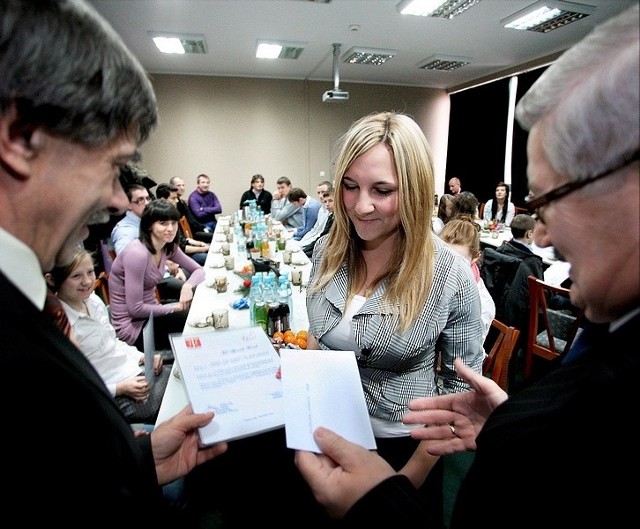 Zapaśniczce Kamili Pyżewskiej gratulowali Tadeusz Pogoda i Jerzy Wójcik