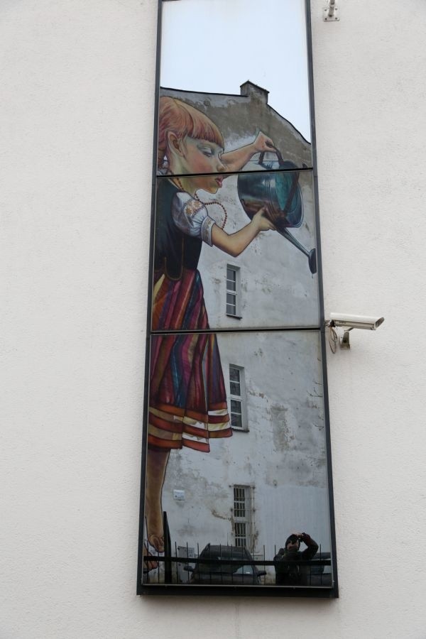 Radni PiS chcą chronić mural "Dziewczynka z konewką"