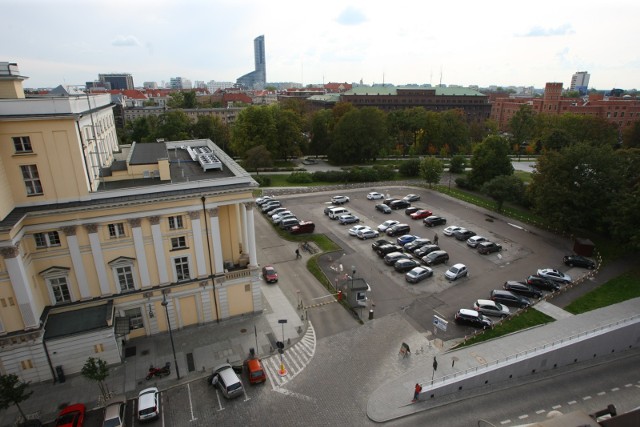 Tak do niedawna prezentował się parking na tyłach gmachu opery. Od kilku dni nie stają tam już autokary z turystami oraz prywatne samochody osobowe. To zmiana nieodwracalna