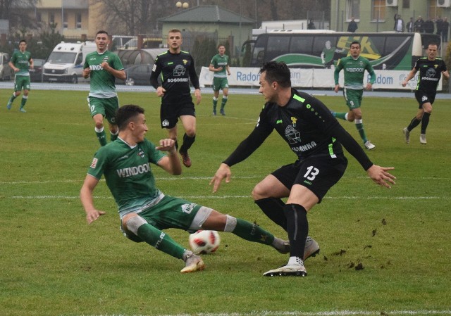 Radomiak Radom rozgromił na własnym stadionie 5:1 Górnika Łęczna. Dla zielonych to czwarte zwycięstwo z rzędu w rozgrywkach drugiej ligi. Radomianie zakończyli rundę jesienną na drugiej pozycji w tabeli. Zobaczcie naszą obszerną galerię zdjęć z niedzielnego spotkania!>>> KLIKNIJ NA ZDJĘCIE, ABY PRZEJŚĆ DALEJ 