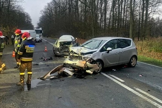 we wtorek przed godz. 7 w miejscowości Śmiłowo w powiecie pilskim doszło do zderzenia dwóch samochodów osobowych. Do szpitala odwieziono w sumie cztery osoby, ale żadna nie odniosła poważniejszych obrażeń. Zobacz więcej zdjęć --->