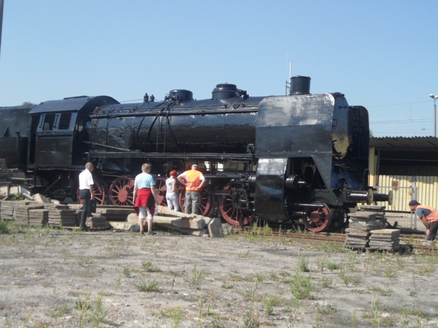 W centrum Łaz stanęła zabytkowa lokomotywa Ty45-421