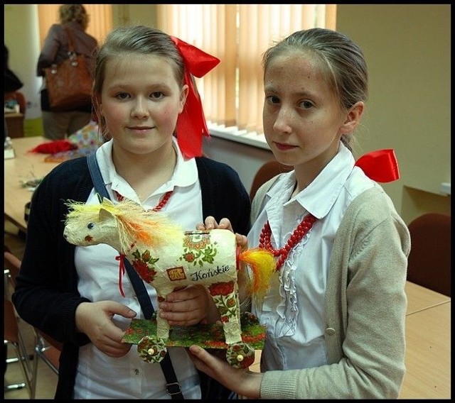 Zwyciężczynie w kategorii szkół podstawowych: Maria Tusińska i Kamila Chwaścińska z klubu 4H w Stadnickiej Woli ze swą pracą. Opiekunem jest Justyna Soja &#8211; Sadowska
