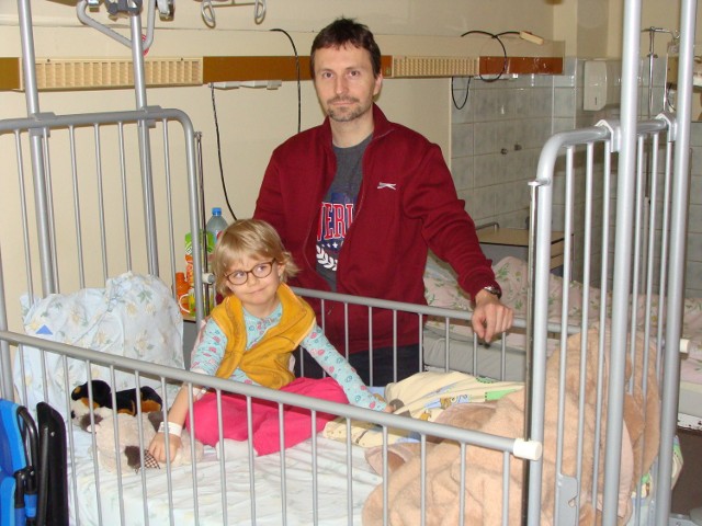 Pan Sławomir nie wyobraża sobie, żeby jego córka Hania sama leżała w szpitalu. W tarnowskiej lecznicy mają być przez tydzień