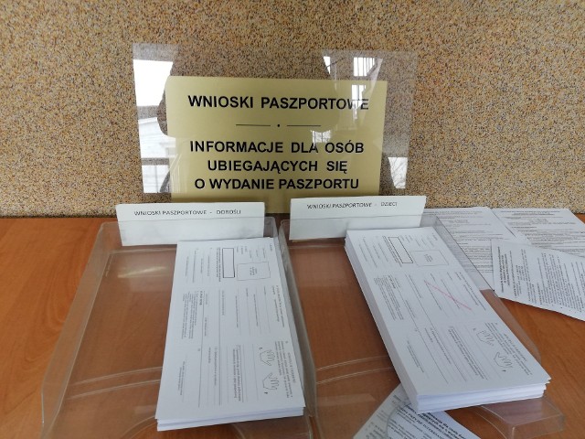 Oto poradnik jak wyrobić paszport, gdzie złożyć dokumenty paszportowe, ile kosztuje paszport? Jak wyrobić paszport? Gdzie złożyć wniosek paszportowy? Jakie są opłaty za wyrobienie paszportu? Zniżki za wydanie paszportu? Jak długo czeka się na wyrobienie paszportu? Jak sprawdzić online, czy można odebrać paszport?