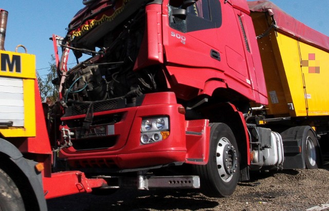W Rajcu Szlacheckim doszło do wypadku dwóch samochodów ciężarowych z naczepami.