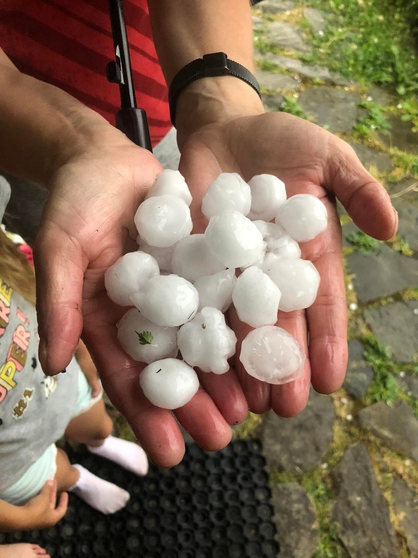 Potężne gradobicie na Orawie. W Lipnicy Małej kule lodu o średnicy 2-3 centymetrów 