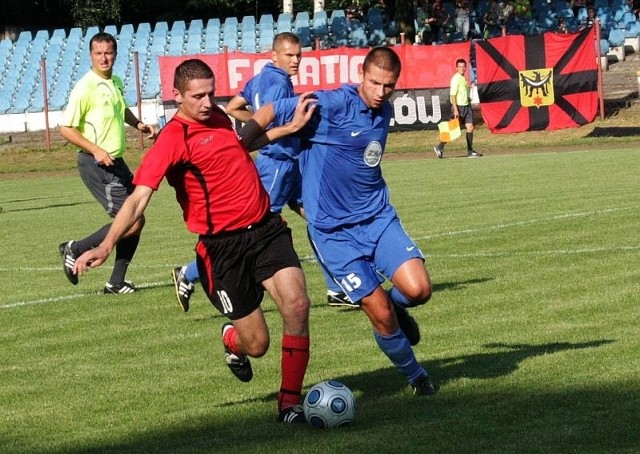 Rafał Simlat (z lewej), napastnik GKS-u Starościn zdobył jedyną bramkę w meczu ze Źródłem Krośnica.