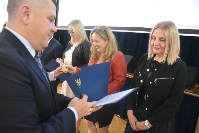 Nagrody dla 82 nauczycieli prezydent Jacek Wójcicki wręczał w auli I Liceum Ogólnokształcącego.