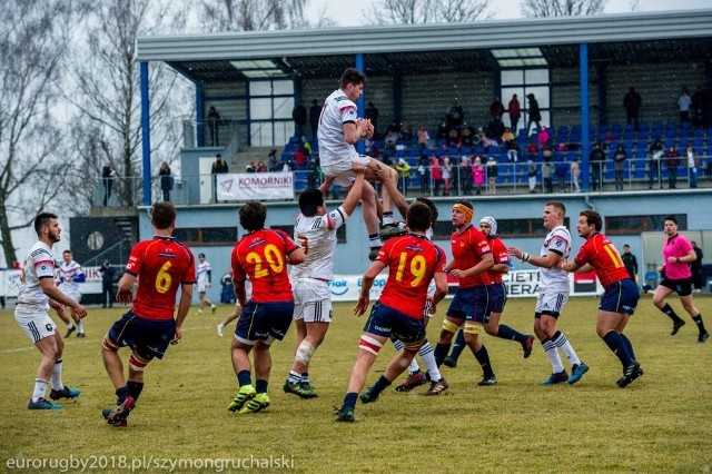 Półfinałowe spotkanie młodych rugbystów z Francji i Hiszpanii stało na bardzo wysokim poziomie