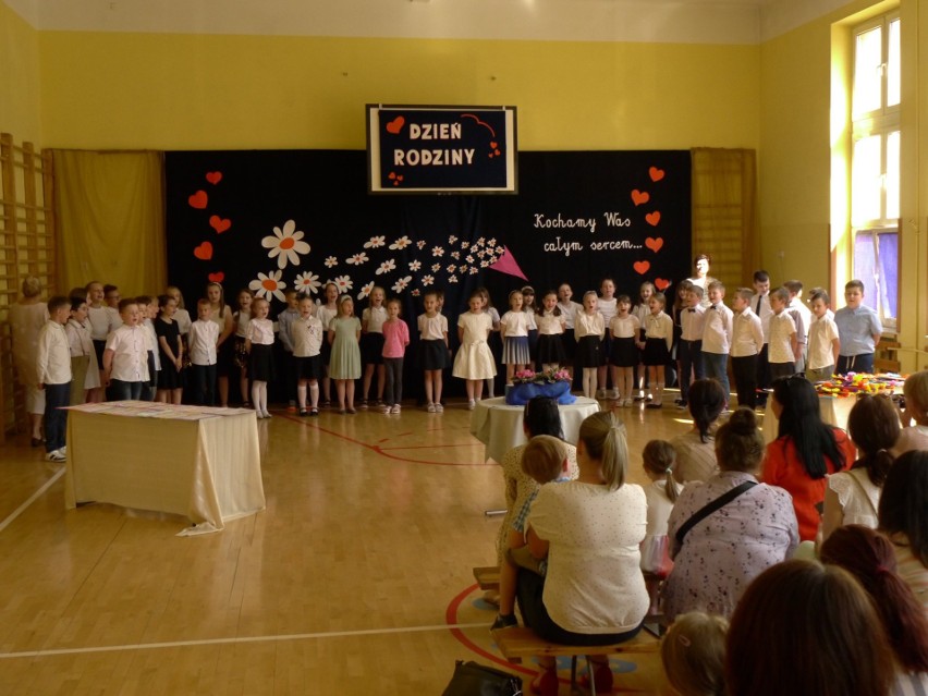 Piękna akademia z okazji "Dnia Rodziny" w Publicznej Szkole Podstawowej w Lipsku. Zobacz zdjęcia