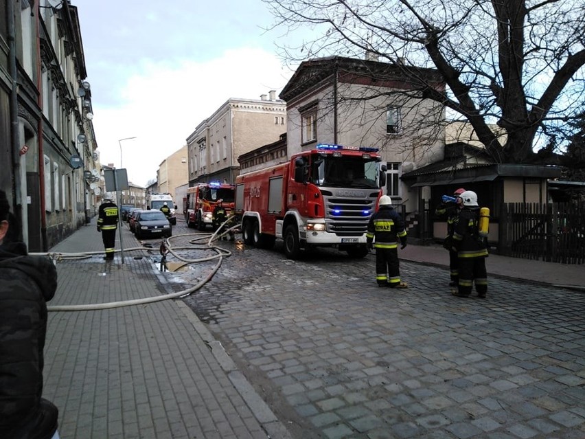 Groźny pożar w Prudniku. Ogień pojawił się niedzielę przed południem w kamienicy przy ul. Młyńskiej