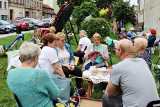 Inowrocław. Wspólnie dziergały przed budynkiem biblioteki w ramach Światowego Dnia Robienia na Drutach w Miejscach Publicznych