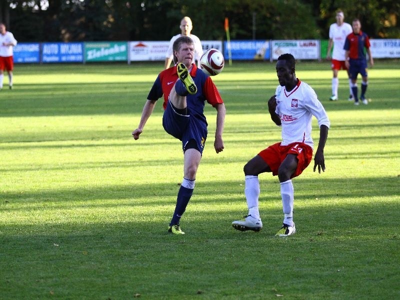 Piłka nożna - III liga - Victoria Chróścice - LZS Piotrówka...