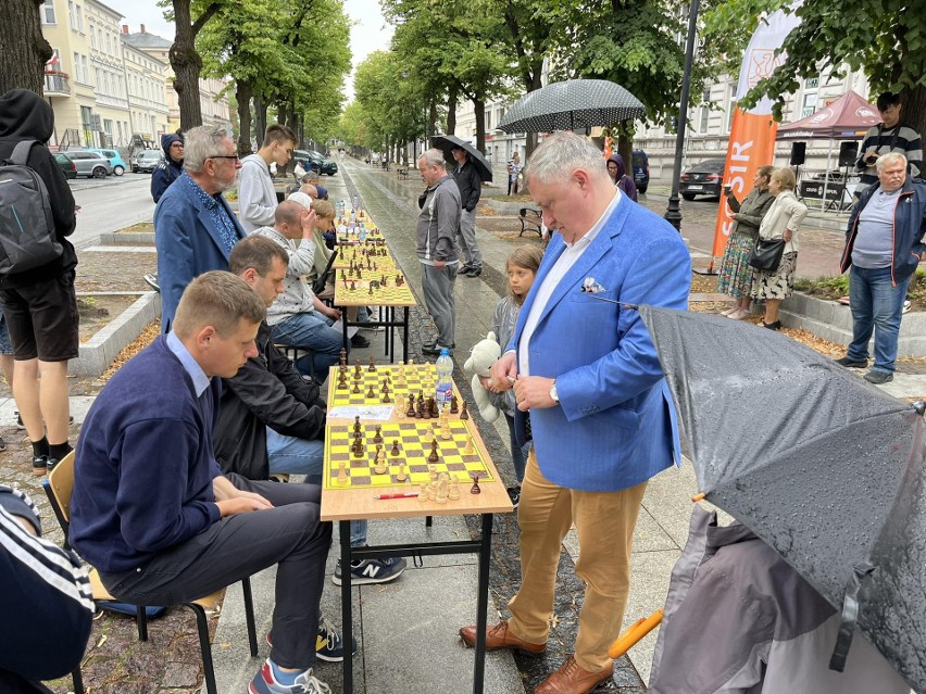 44 zawodników zmierzyło się podczas szachowej symultany z...