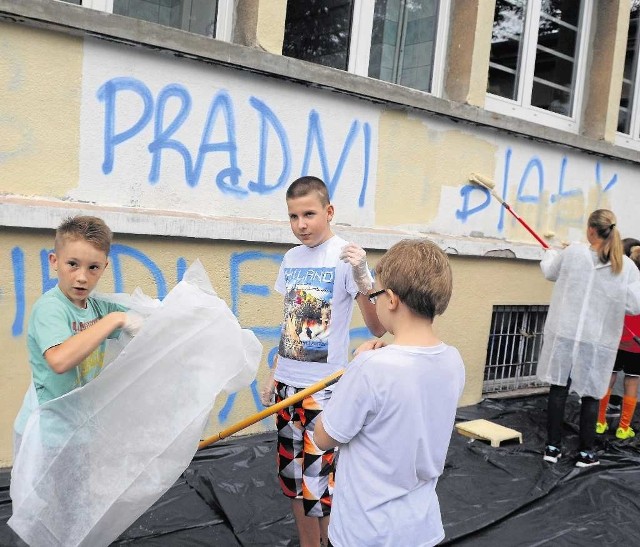 Dzieci ruszyły do walki z pseudokibicowskimi bazgrołami