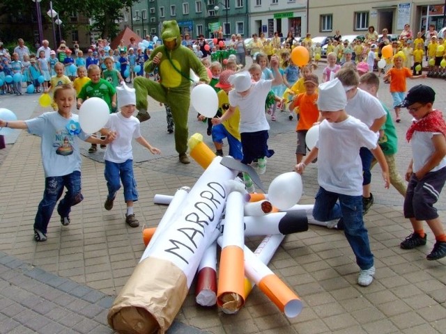 Największą frajdę sprawiło dzieciom deptanie gigantycznych papierosów.