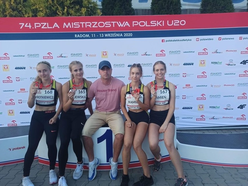 Kobieca sztafeta 4x100 m Unii Hrubieszów, razem z trenerem...