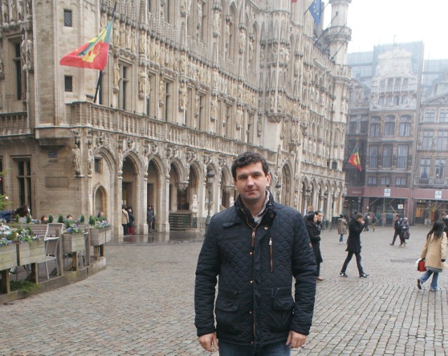 Sebastian Kaniowski, Rolnik Roku 2014 w powiecie skarżyskim z podziwem oglądał budowle na rynku w Brukseli.