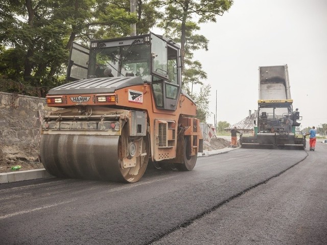 W poniedziałek trwało asfaltowanie ulic 1 Maja i 3 Maja w Pińczowie. Położono warstwy wiążące asfaltu na kilkudziesięciometrowych fragmentach szos przy zbiegu powstałego ronda.