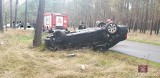 Wypadek na trasie Koczała-Łękinia. Kierowca uderzył w drzewo i dachował (zdjęcia)