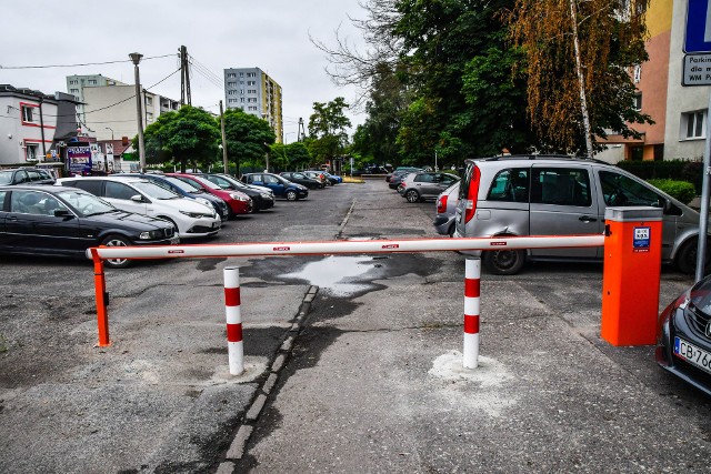 Blokady na parkingu przy Połczyńskiej 2 wyglądają absurdalnie, wspólnota miała jednak powody, by je zainstalować.