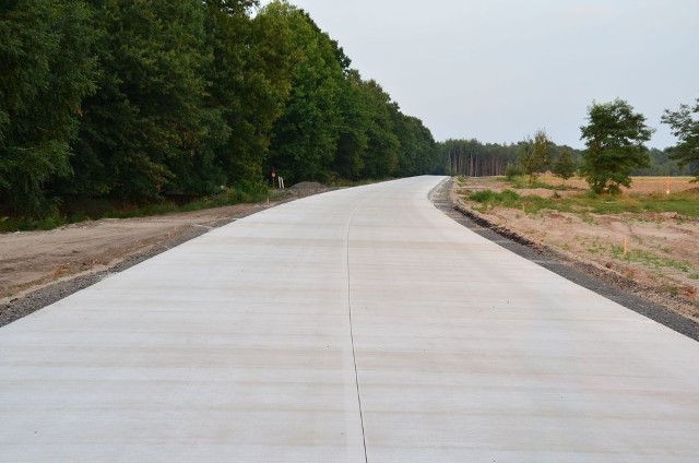 Droga z betonu już powstała, ale na jej otwarcie trzeba jeszcze poczekać.