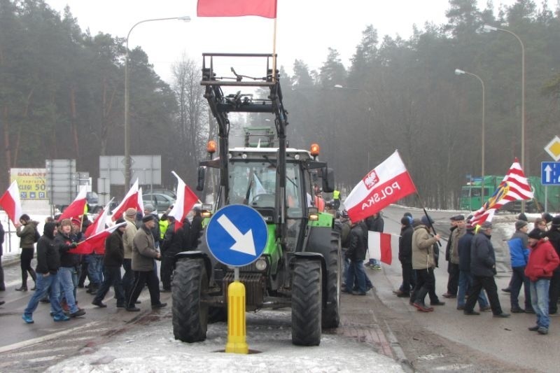 Ul. Wojska Polskiego: Protest rolników. Blokada na drodze do Augustowa (zdjęcia)