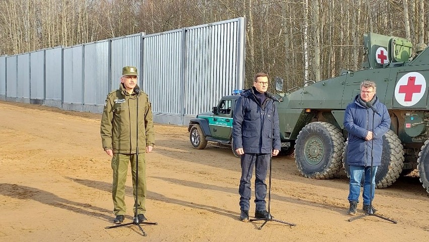 Premier Mateusz Morawiecki z wizytą na Podlasiu. Szef rządu odwiedził budowę zapory na granicy polsko-białoruskiej [ZDJĘCIA]