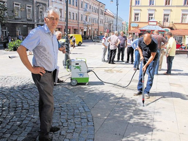 Na pl. Sobieskiego testowano maszynę, która ma pomóc w oczyszczeniu płytek. Z lewej stoi Krzysztof Kluza