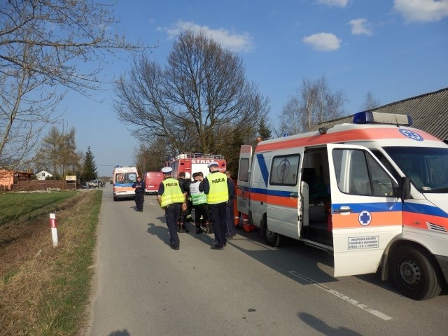 Po tym jak bus uderzył w drzewo do szpitali zabranych zostało dziewięć osób