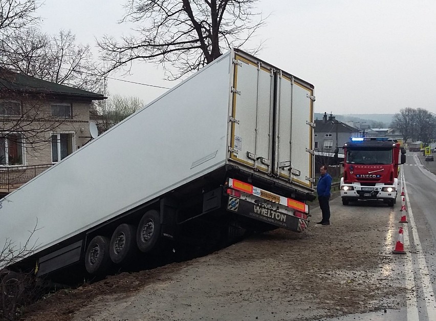 Ciężarowe Iveco zsunęło się ze skarpy na prywatną posesję w...