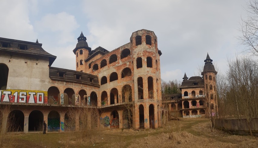 Zamek w Łapalicach nazywany bywa „polskim Hogwartem" nie bez...
