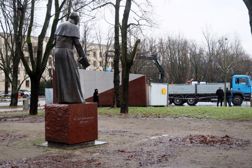 Pomnik Lecha Kaczyńskiego już prawie na swoim miejscu. W sobotę odsłonięcie [ZDJĘCIA]