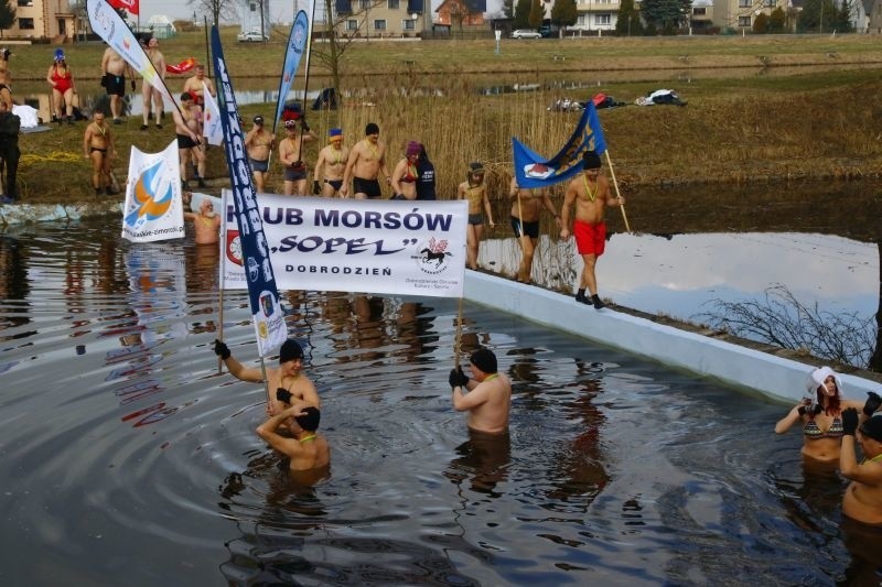 W sobotę miłośnicy kąpieli w lodowatej wodzie spotkali się...