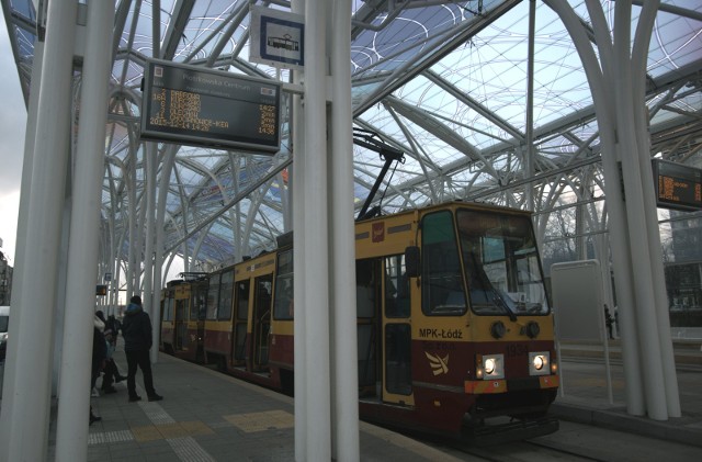 W sieci pojawiło się zdjęcie, na którym widać jak kierowca przez omyłkę wjechał na tory między tramwaje. Wszystko działo się na dworcu tramwajowym znanym jako Stajnia Jednorożców. Oczywiście dzisiaj nic nie umknie uwadze przechodniów i wyczyn odważnego "rajdowca" został uwieczniony na zdjęciu i opublikowany w sieci.Posty ze zdjęciami na Facebooku zebrały mnóstwo komentarzy, oto niektóre z nich:Może alternatywa dla MPK, ja bym tam wsiadła do takiego i zapytała jaką trasą tramwajową jedzie bo nie wyświetla mu się numerek z przodu,prawdziwy sieradzki jednorożecZOBACZ ZDJĘCIA - KLIKNIJ NA KOLEJNE SLAJDY