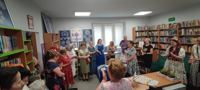 Stowarzyszenie Kryspinów na swoje 10-lecie w Bibliotece w Liszkach przygotowało wystawę koronki klockowej oraz zaprezentowało strój krakowski