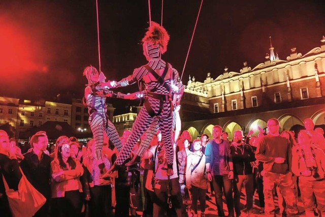 Festiwal Teatrów Ulicznych odbywa się na Rynku Głównym, ale też na Małym Rynku i Placu Szczepańskim