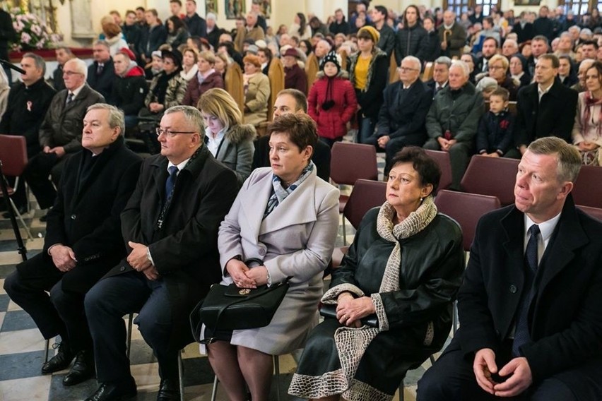 Minister kultury prof. Piotr Gliński dogląda krzeszowickich zabytków. Z wizytą na zamku i w kościele