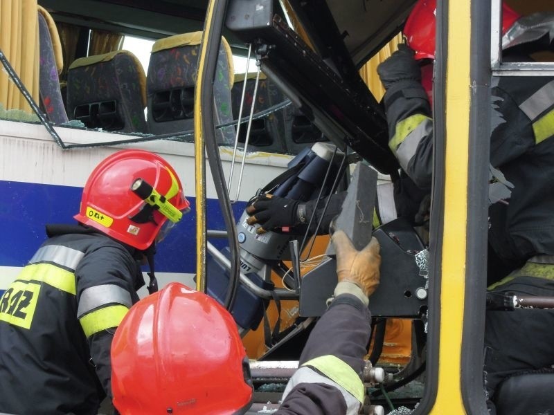 Wypadek na Aleksandrowskiej. Autobus zderzył się z tramwajem. Ranny motorniczy [zdjęcia]