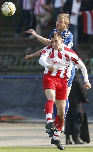 Resovia i Stal w 1 kolejce ma atut własnego boiska. Na zdjęciu o piłke walczą Dariusz Kantor, napastnik Resovii i Krzysztof Majda, piłkarz Stali.