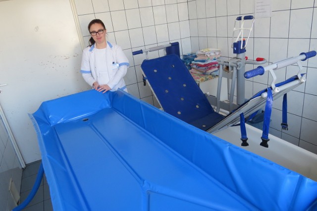 Jednym z darów WOŚP jest wózkowanna do kąpieli pacjentów leżących, któaa prezentuje Marta Wiśniewska, opiekunka w szpitalnym zakładzie opiekuńczo-leczniczym